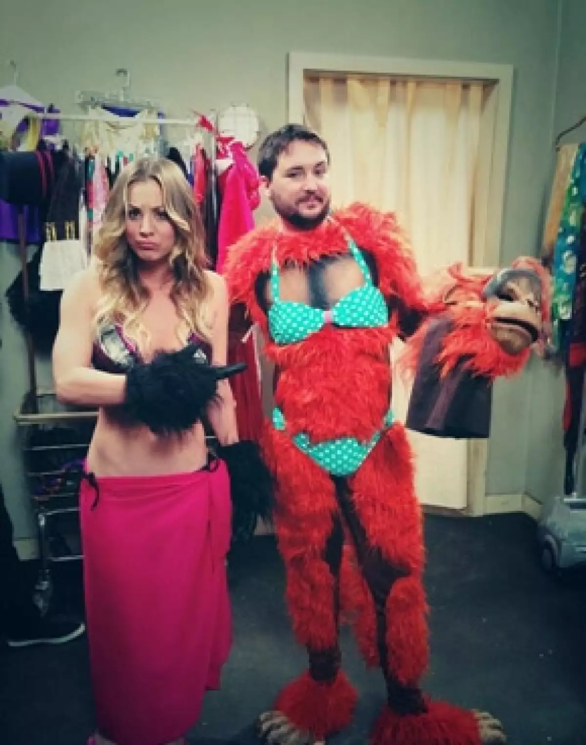La actriz de 28 años subió a su cuenta de Twitter una imagen donde aparece con Wil Wheaton disfrazados como dos “tontos” en la que podemos ver que la Sra. Sweeting ama el gimnasio.