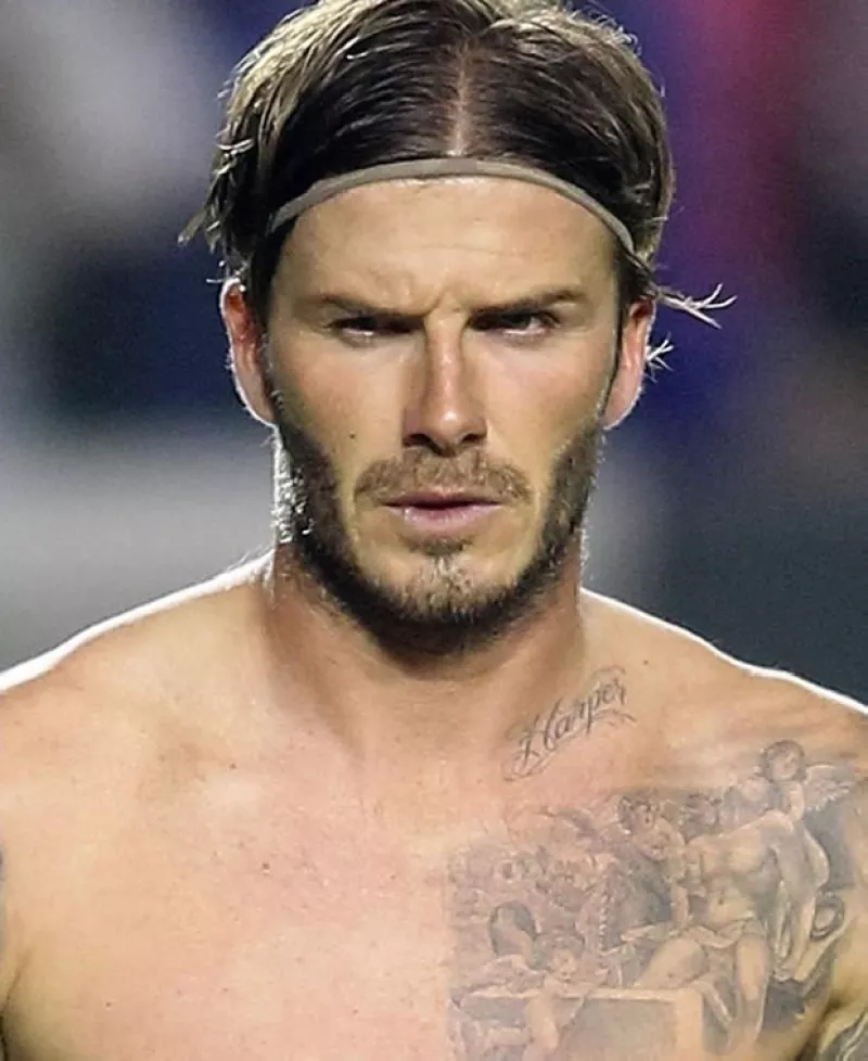 El hijo de 10 años de David y Victoria Beckham presumió esta semana el tattoo que tiene en el cuello, idéntico al que el futbolista se hizo cuando nació su hija Harper.