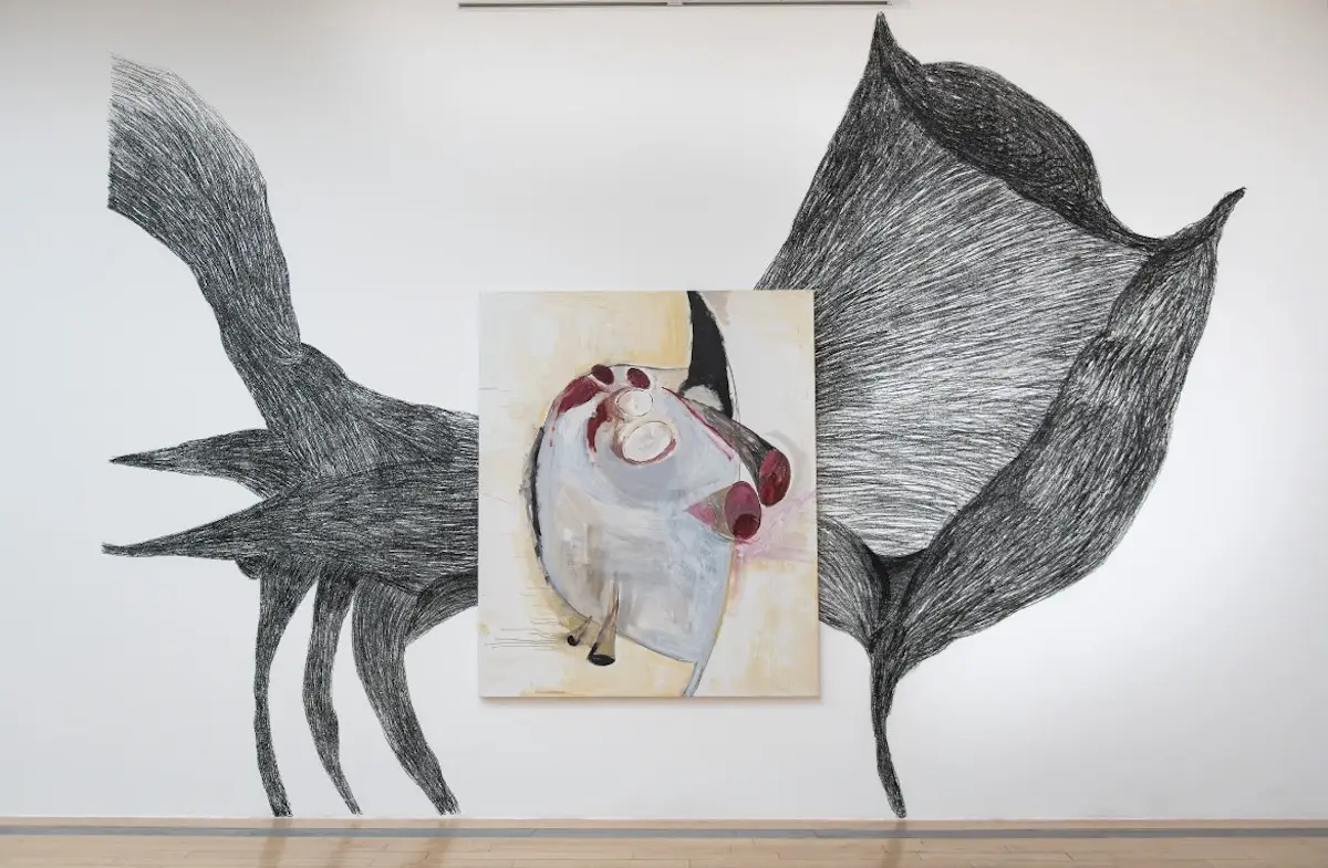 'Coraza', óleo sobre lino e intervención a muro de la artista Magali Lara. 