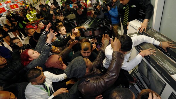 Cientos de personas se aglutinaron en las tiendas para conseguir las mejores ofertas, por lo que los agentes policiacos utilizaron las redes sociales para pedir a los consumidores que mantuvieran la calma.