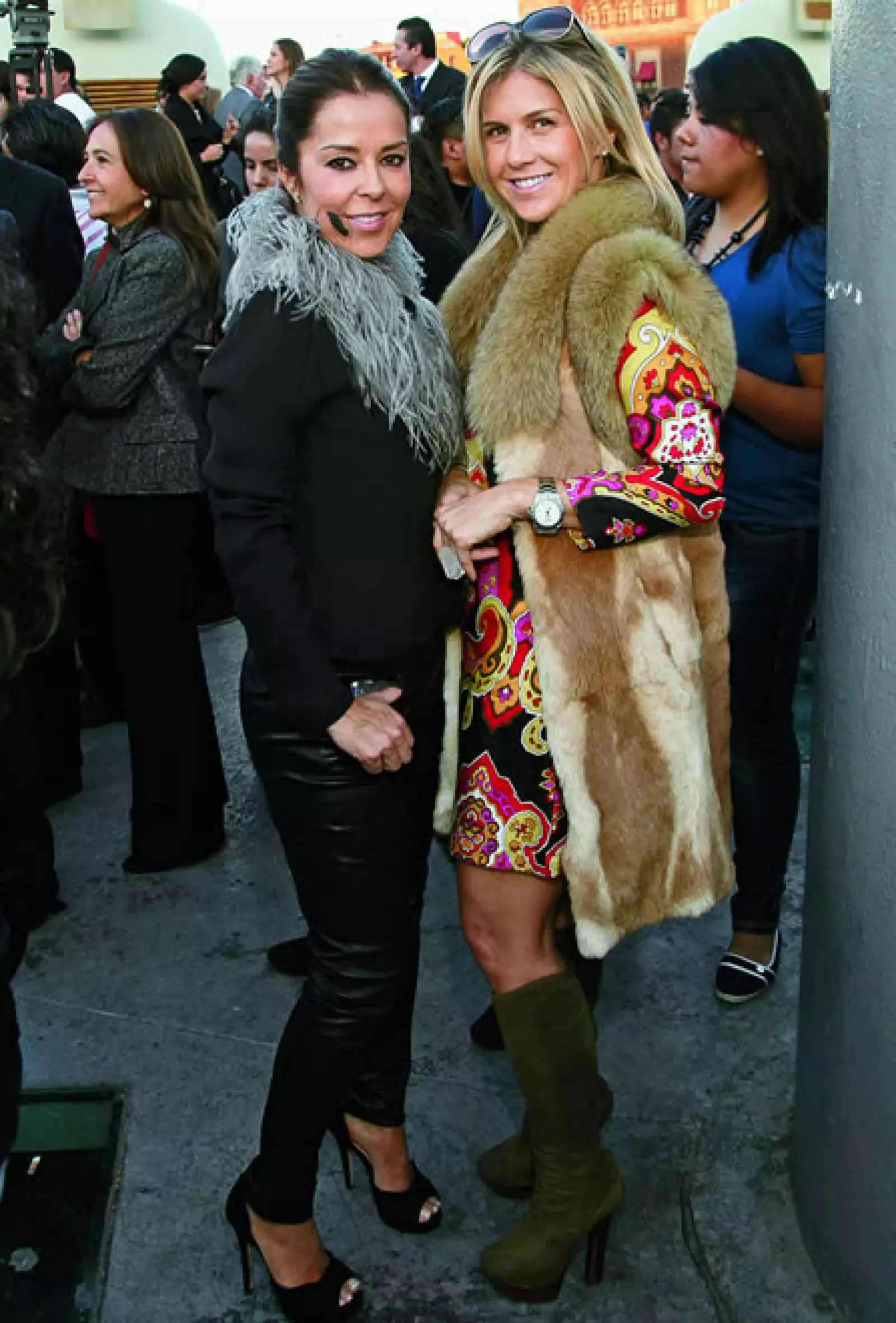 Y para días invernales eligió un abrigo largo de pieles que cubrió su vestido negro con estampado tipo oriental en rojo, rosa y amarillo.