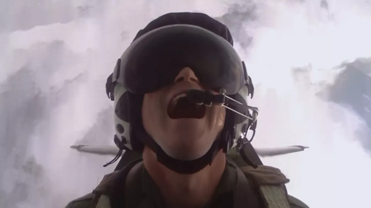 El hijo de Lady Di venció los nervios de volar un avión de la Segunda Guerra Mundial para ayudar a difundir un proyecto de reinclusión de veteranos o heridos de guerra a actividades militares.