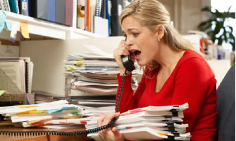 Los trabajadores que sufren angustia tienen temblores, sacudidas del corazón y les falta el aliento. (Foto: Thinkstock)