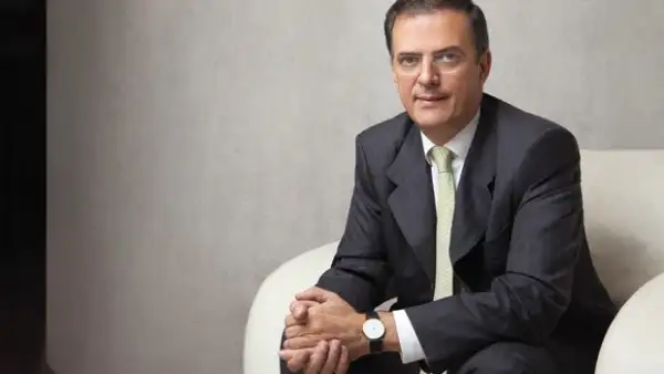 A unas semanas de que hizo oficial su divorcio, el jefe de Gobierno del DF nos cuenta cómo le planteó la separación a Mariagna Prats y nos asegura que no tiene novia.
