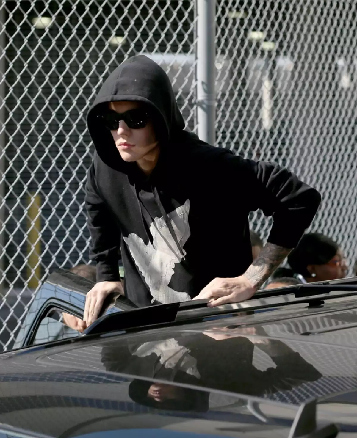 Justin Bieber se encontraba jugando mini golf cuando arrebató su celular a una fan que según él estaba fotografiándolo.