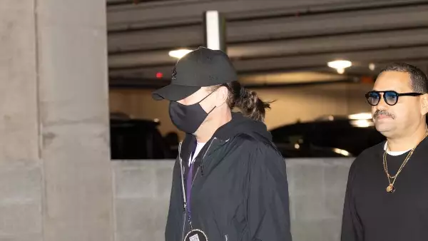 EXCLUSIVE Leo DiCaprio intenta pasar por desapercibido con peluca y mascarilla luego del triunfo de los Chiefs en el Super Bowl