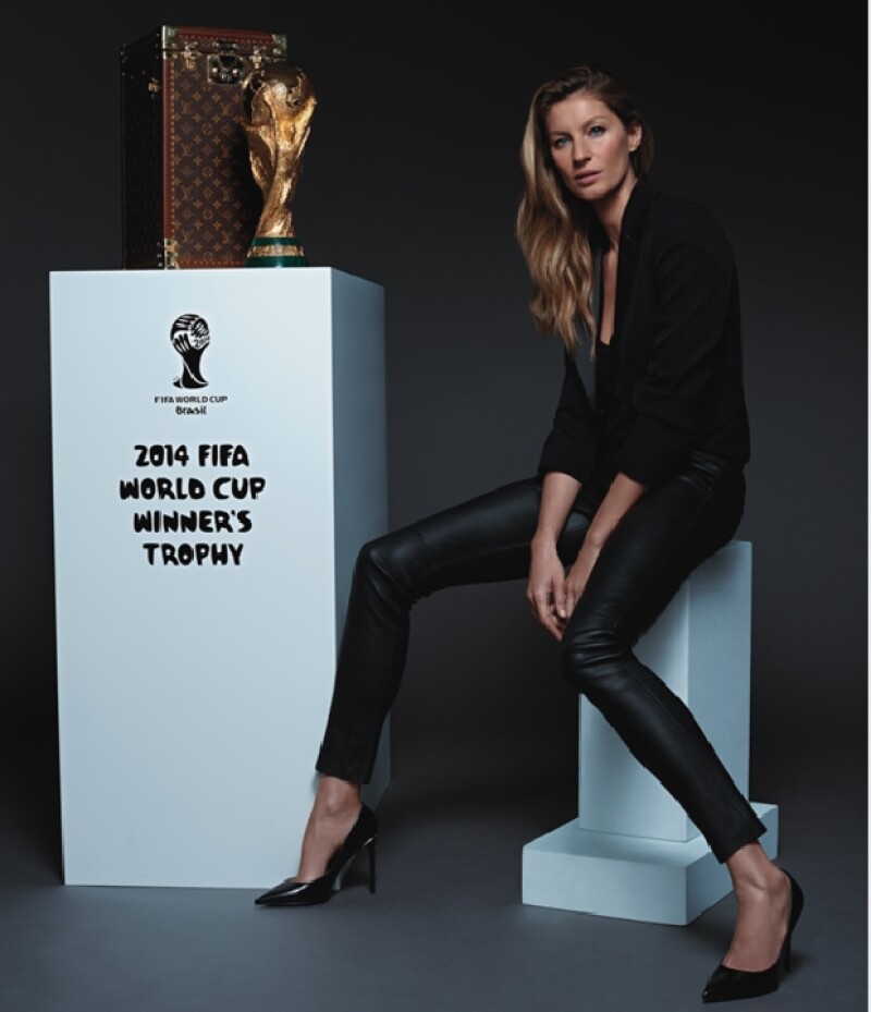 La modelo brasileña Gisele Bündchen fue elegida para llevar a la cancha el estuche Louis Vuitton con la copa que recibirá el equipo ganador.