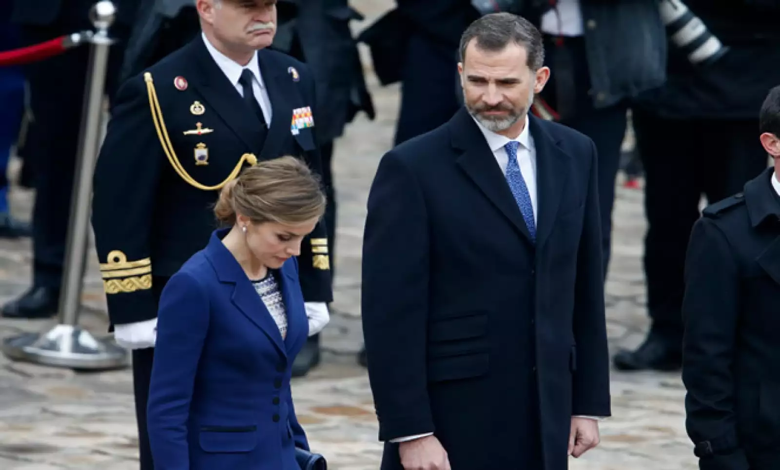 La visita del El rey Felipe de España y la reina Letizia a París fue suspendida. Se estima que entre las víctimas hay españoles. 