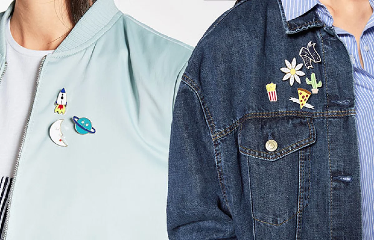 El gigante del fast fashion ha sido enfrentado en repetidas ocasiones por decenas de ilustradores independientes que lo acusan de robar sus diseños. Compara ambos productos y cuéntanos qué opinas.