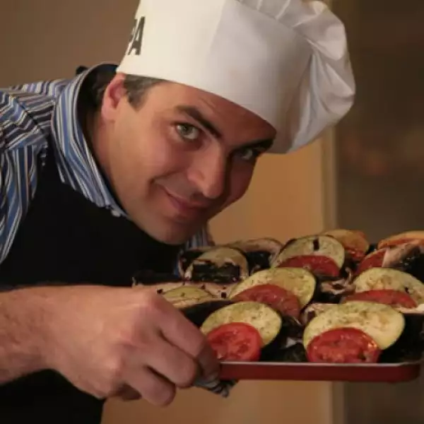 Daniel Ponzanelli es pintor y preparó varios platillos: un pastel de chocolate con furtas y una ensalada con calabaza y jitomate.