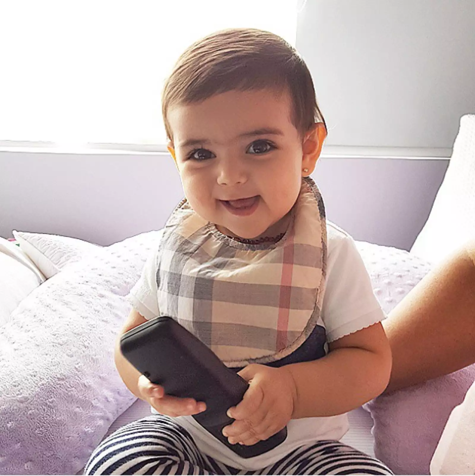 Con escasos meses de edad, destaca en Caro su coquetería y gran simpatía.