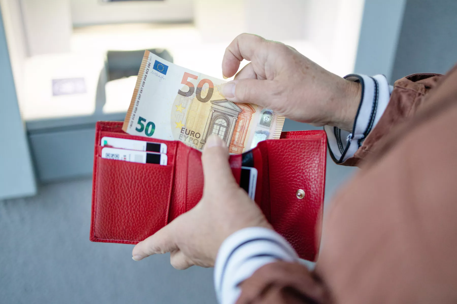 BCE estima más inflación y menor crecimiento económico en 2023