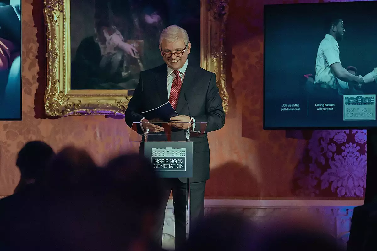 Michael Sheen interpreta al príncipe Andrés en la serie A very royal scandal