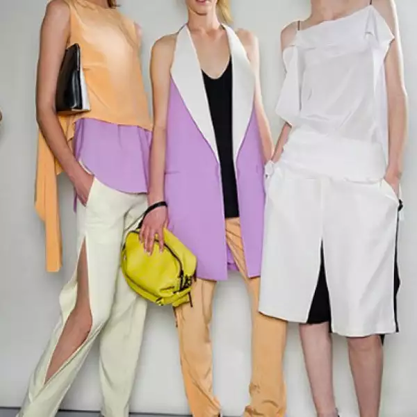 Separados color pastel: Compra piezas confeccionadas en seda en colores como menta, durazno y lavanda; combínalas con gris, beige y blanco y lucirás muy primaveral. Philip Lim cuenta con una amplia gama con esta tendencia.