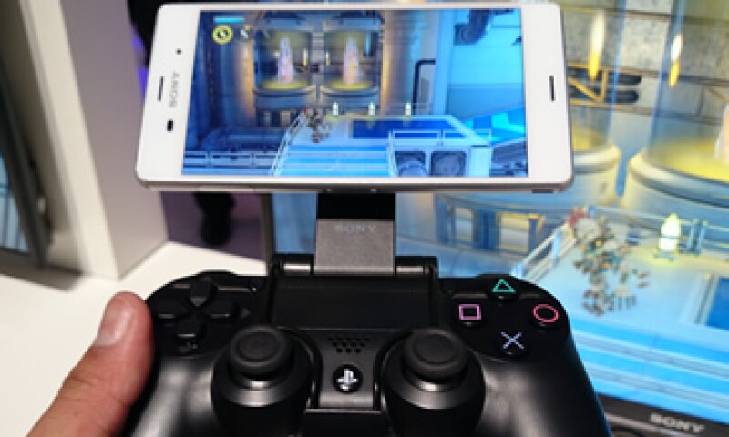 El Xperia Z3 usa la función la función Remote Play para transmitir contenido de la consola de videojuegos. (Foto: Carlos Fernández de Lara)