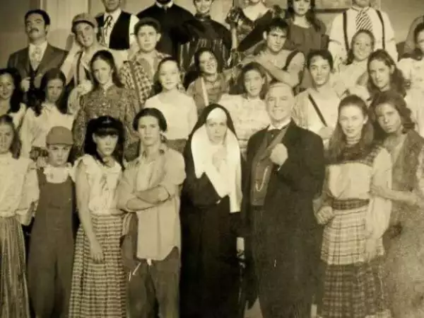Rodrigo Vidal compartió una foto del musical Muchachos de Nueva York con Aracely en el elenco.