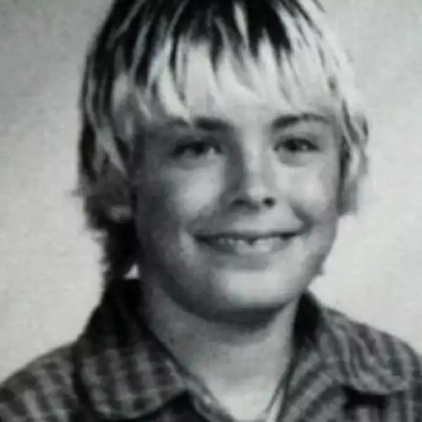 (1998. 11 años) En 2002, Zac inició su carrera con apariciones en varias series de televisión, como `Firefly´, `ER´ y `The guaridan´; además dio vida a `Cameron Bale´ en la serie de Warner Brothers, `Summerland´.