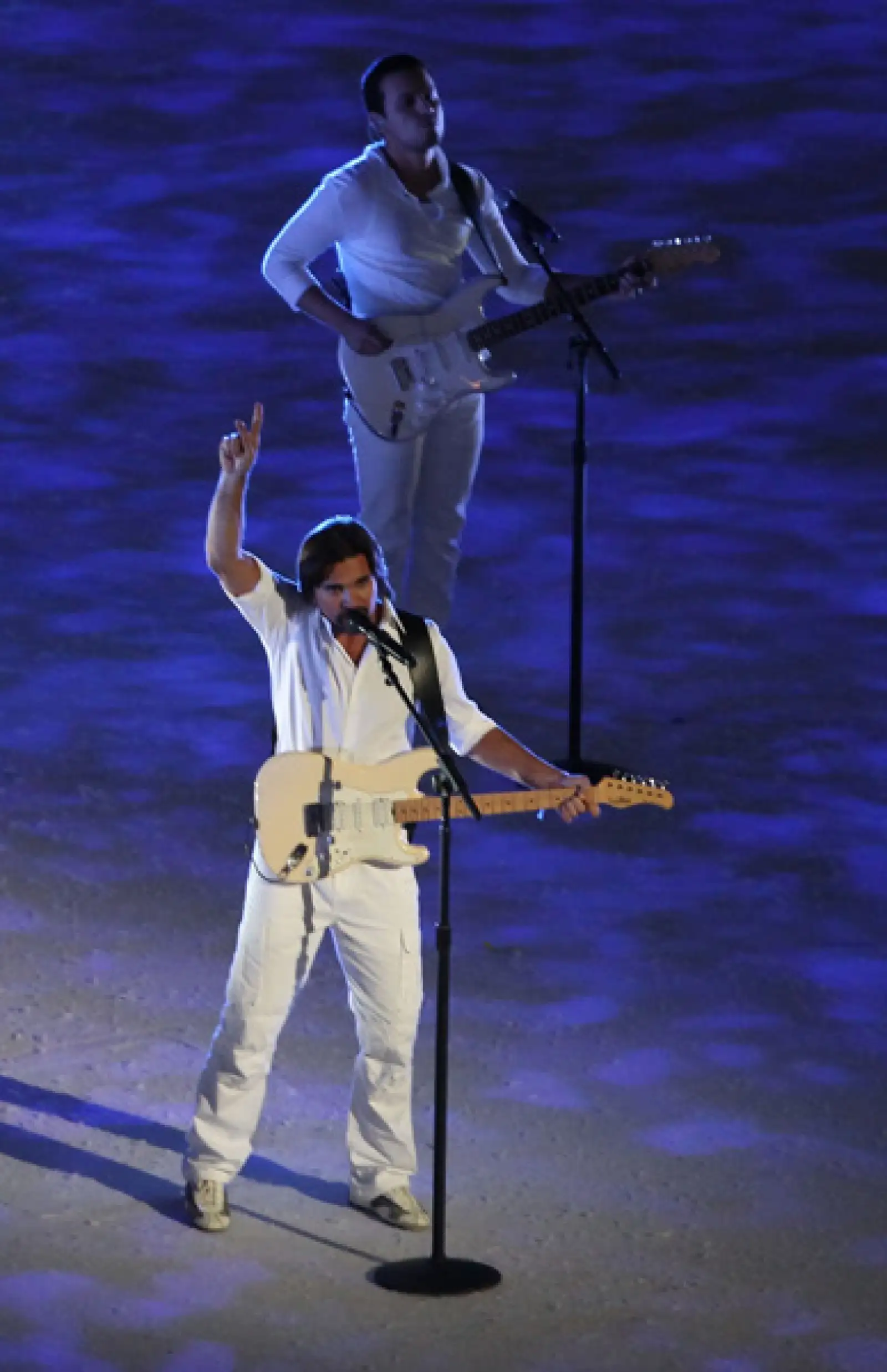 Juanes tuvo una participación muy breve en la inauguración.