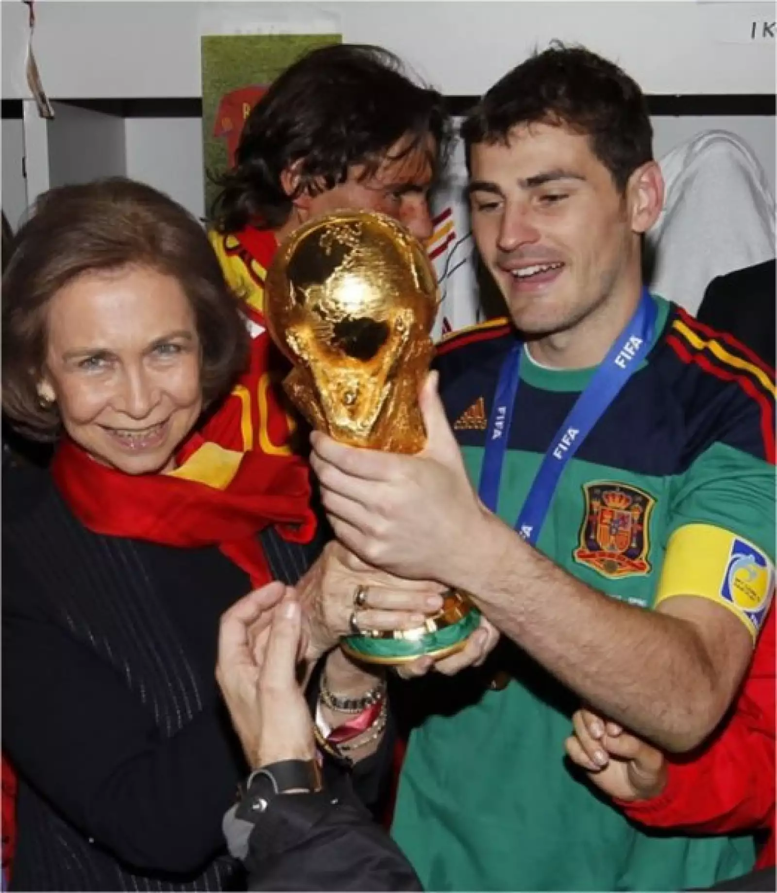 La Reina Sofía no deja pasar la oportunidad de tomarse una foto con la cotizada Copa del Mundo y el capitán Iker Casillas.