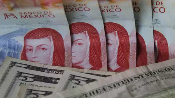 Peso mexicano y la BMV abren hoy a la baja por temores comerciales
