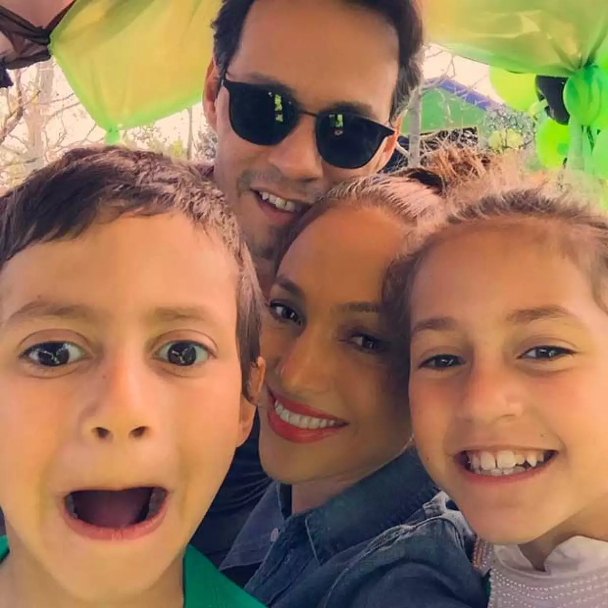 Los ex esposos se reunieron para festejar el séptimo aniversario de sus hijos y lo presumieron con una bella fotografía.