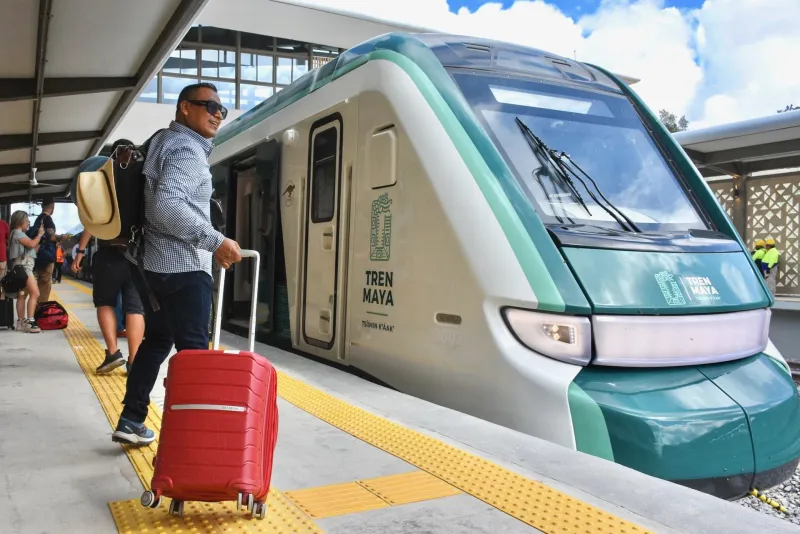 Hombre abordando el Tren Maya en la estación de San Francisco de Campeche durante el primer día de servicio del tren. 