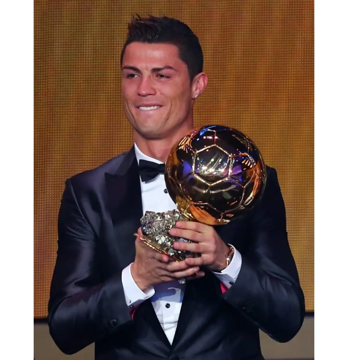 Cristiano Ronaldo Recibe Bal n De Oro Entre L grimas De Alegr a cristiano-ronaldo-recibe-bal-n-de-oro-entre-l-grimas-de-alegr-a