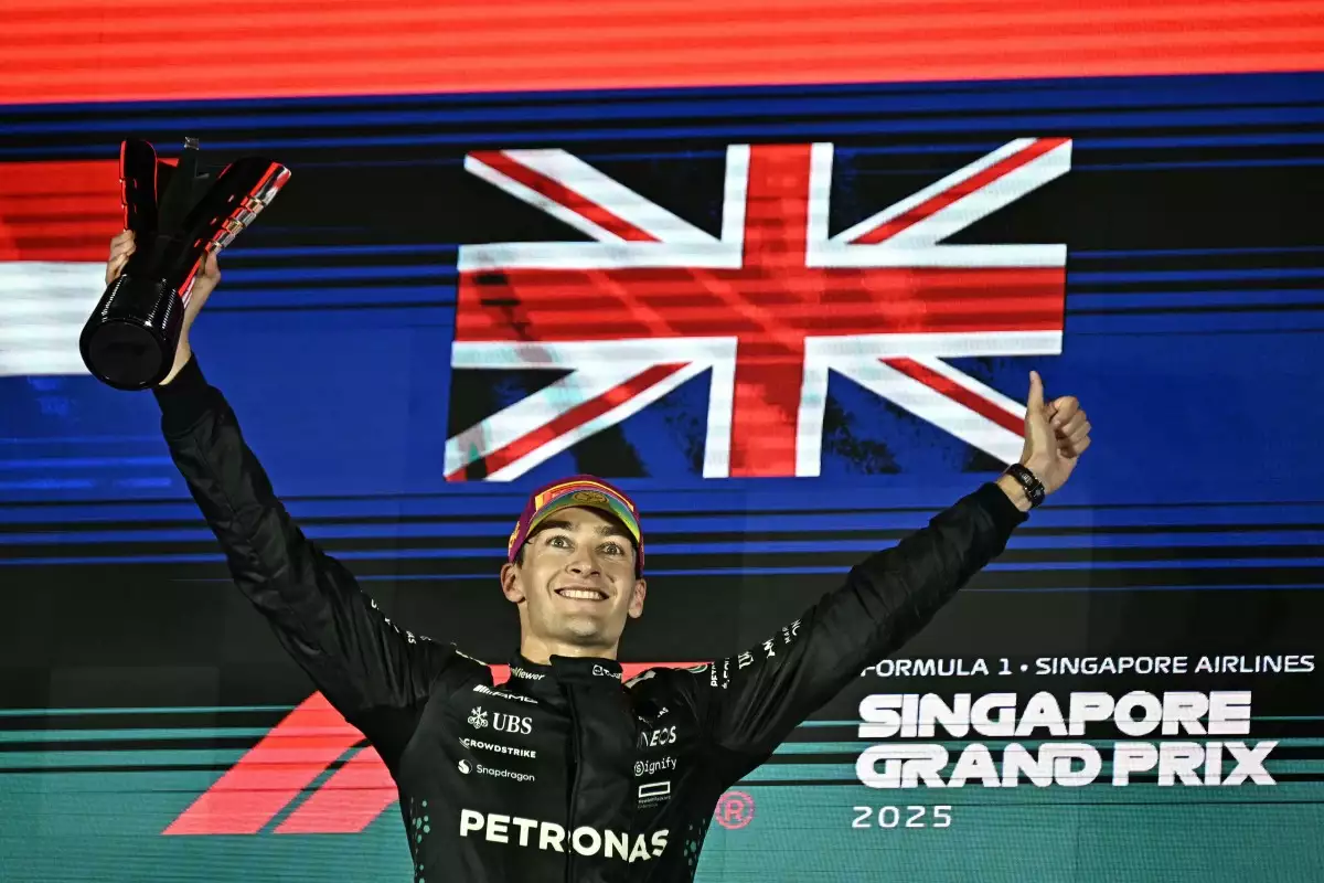 El primer piloto británico de Mercedes, George Russell, celebra en el podio después de la carrera nocturna del Gran Premio de Fórmula Uno de Singapur en el Circuito de Marina Bay Street en Singapur el 5 de octubre de 2025.