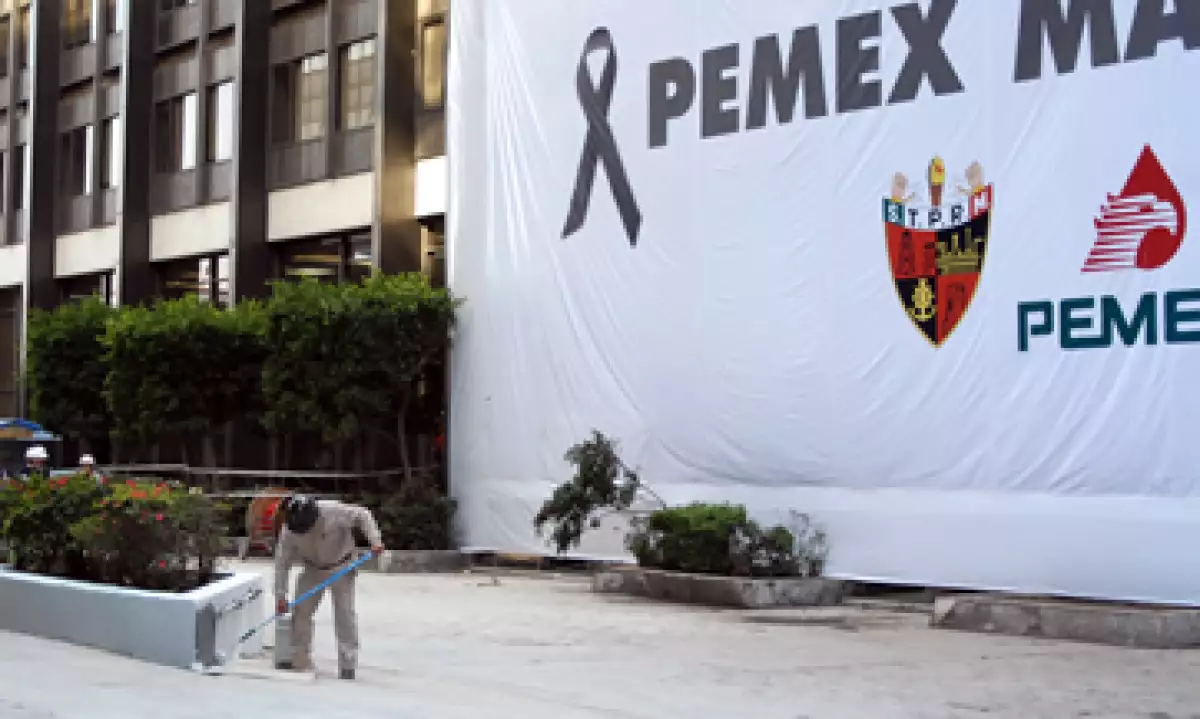 Pemex dijo que no escatimaría ningún recurso para el pago de las indemnizaciones. (Foto: Notimex)