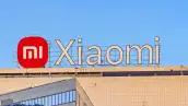 Edificio con el logotipo de Xiaomi, empresa dedicada a tecnología y manufactura de autos en China.