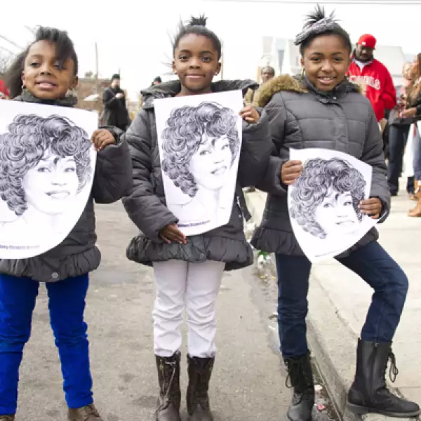 Cientos de personas trataron de acercarse lo más posible a la iglesia de Nueva Jersey donde este sábado se hizo un homenaje póstumo a la finada cantante.