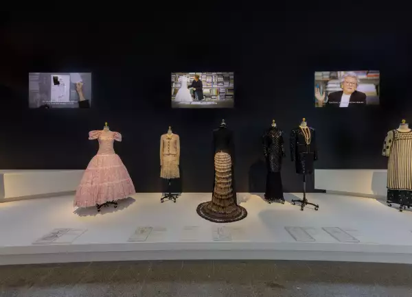 Foto: The Costume Institute; Karl Lagerfeld: A Line of Beauty (2023)