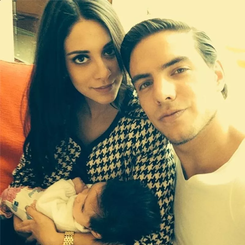 El joven actor presumió en redes sociales su primer encuentro con la hija de dos meses de edad de su papá Eugenio Derbez y su esposa, Alessandra Rosaldo.