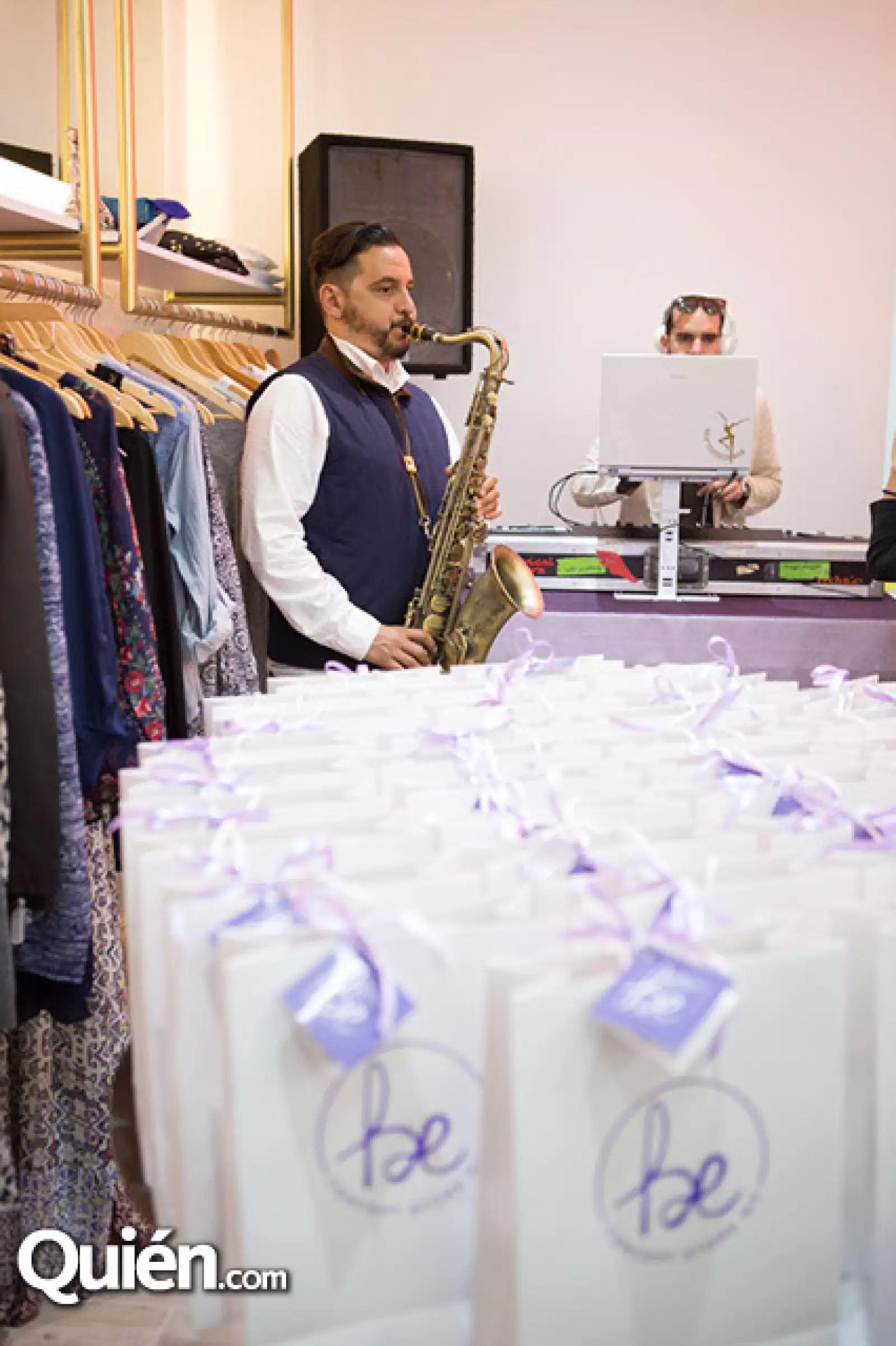 Un saxofonista y un DJ ambientaron el brunch de apertura.