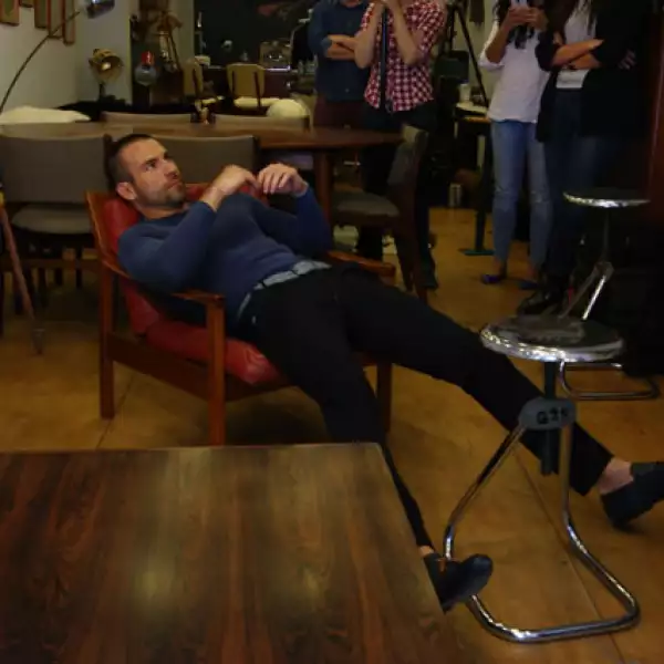 Esta sesión de fotos se realizó un domingo, pues el actor tiene muy pocos días libres debido al rodaje de la tercera temporada de la serie.