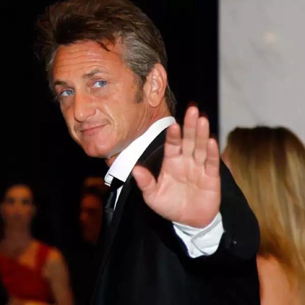 Sean Penn saludó a la prensa a su llegada.