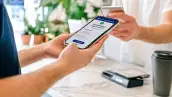Una persona realiza desde su teléfono móvil un un pago con CoDi, plataforma digital desarrollada por el Banco de México