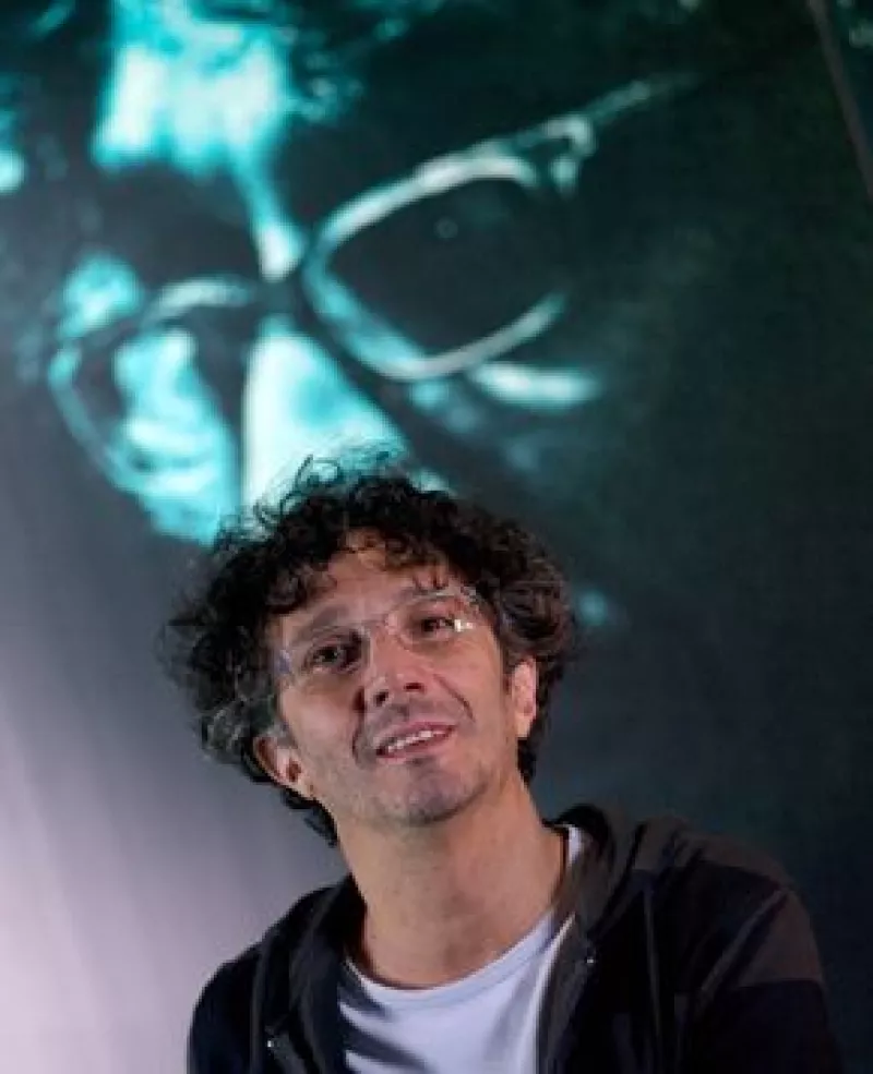 El cantante asegura que oza de buena salud y humor para continuar la promoción de su disco `No sé si es Baires o Madrid´.