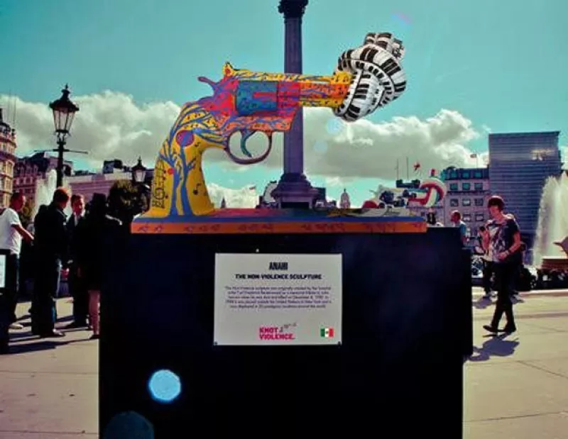 El representante de la cantante dijo que aún no hay planes de boda con su novio, sin embargo llevan un mes de feliz relación.