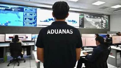 Un agente aduanal verifica operaciones en aduana. Foto: Aduanas México/Facebook.