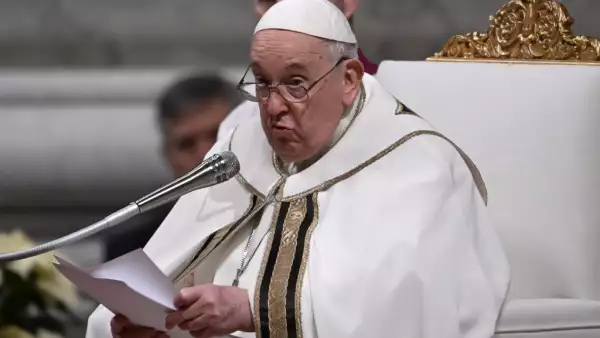 El Papa Francisco preside la misa de Nochebuena en St. Basílica de San Pedro en el Vaticano el 24 de diciembre de 2023.