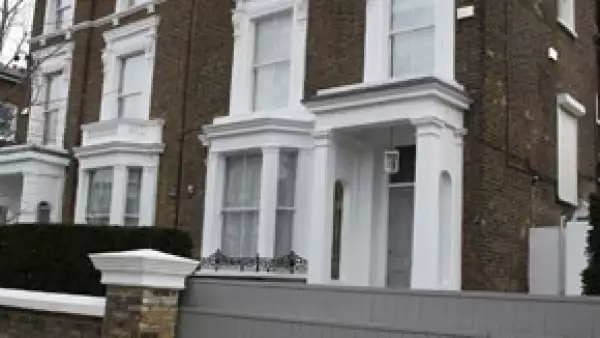 El papá del vocalista de Coldplay, Anthony Martin aseguró en una entrevista que tanto su hijo como la actriz seguirán apoyándose mutuamente para garantizar el bienestar de Apple y Moses.