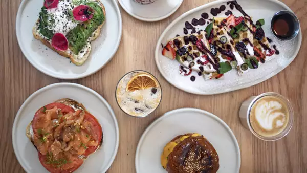 Foto de una mesa de restaurante con platillos preparados