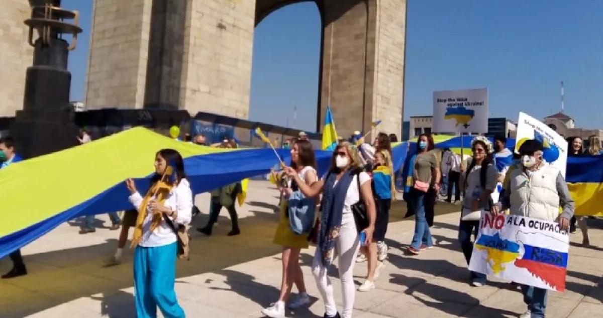 ucranianos en monumento.jpeg