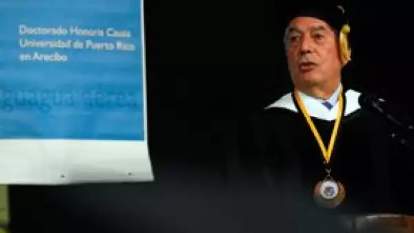 La Universidad Simón Bolívar de Venezuela reconoció la labor del escritor como creador literario y defensor de los principios de la libertad.