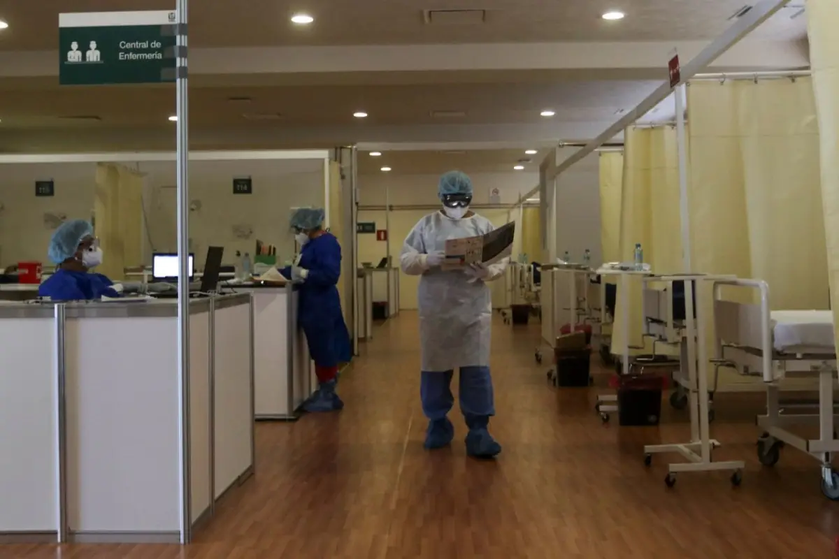 Médicos durante su jornada laboral en el Pabellón de Terapia Intermedia en el Hospital de Expansión Autódromo Hermanos Rodríguez, el cual atiende a pacientes con Covid-19