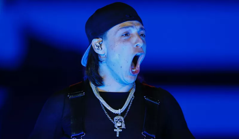 Las joyas de Braggao: de la inspiración gótica a las manos de Nodal y Peso Pluma