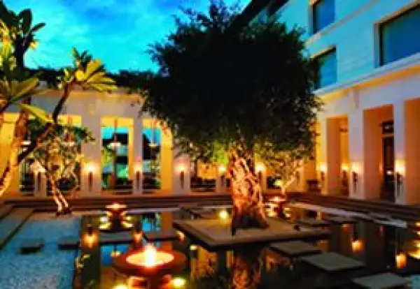 En el Fireflame Garden se puede tener una cena romántica acompañada de un espectáculo camboyano.