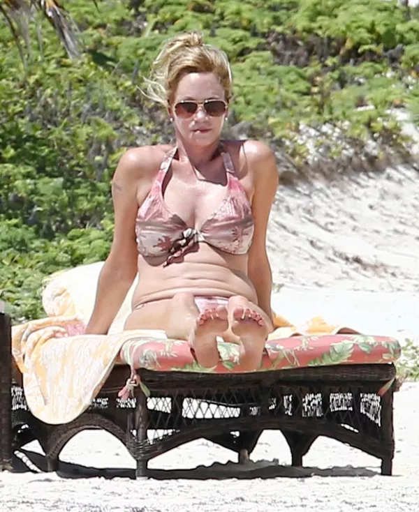 A sus 57 años, Melanie Griffith no dudó en despojarse de su ropa para descansar en bikini.