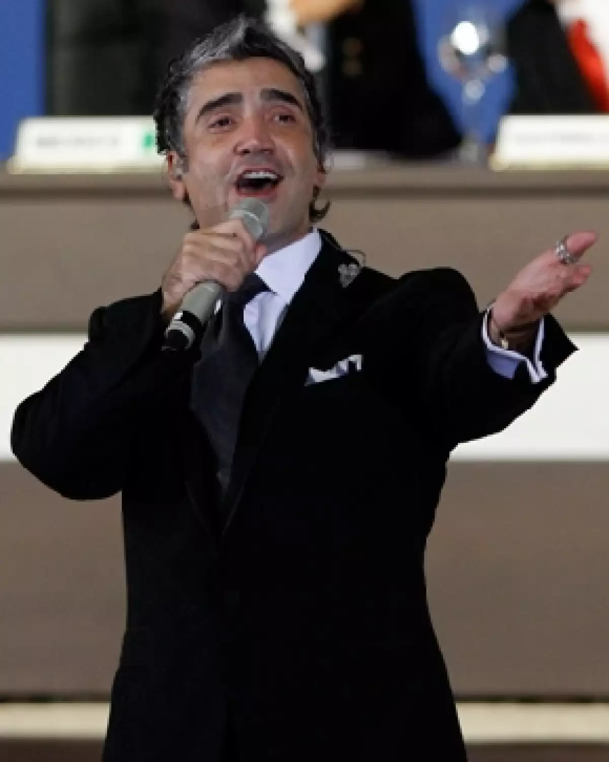 El cantante no sólo envió su apoyo a Monterrey vía twitter sino que, tras los daños ocasionados por la tormenta tropical `Alex´, aseguró que entregará parte de las ganancias para ayudar a las víctimas